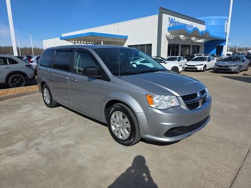 Used 2018 Dodge Grand Caravan SE w/ UConnect Hands-Free Group image 7