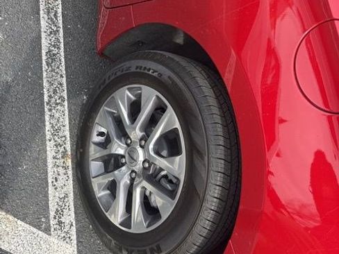 Used 2025 Chrysler Pacifica Pinnacle image 8