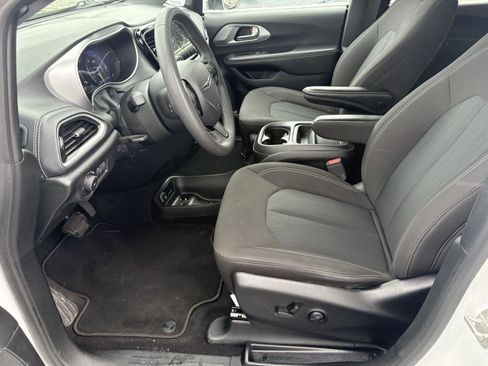 Used 2023 Chrysler Pacifica Touring image 4