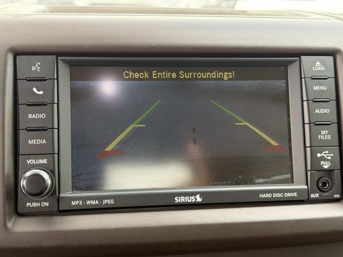 Used 2011 Volkswagen Routan SE FWD image 22