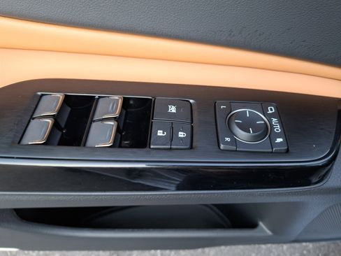 Used 2025 Lexus ES 300h w/ Premium Package image 29