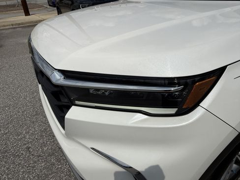 Used 2025 Honda Pilot EX-L image 3