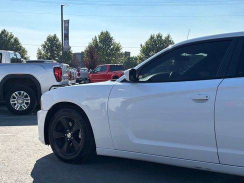 Used 2014 Dodge Charger SE RWD image 6