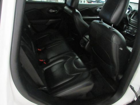 Used 2019 Jeep Cherokee Latitude w/ Cold Weather Group AWD/4WD image 23