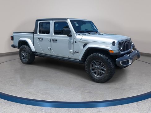 Used 2024 Jeep Gladiator Sport AWD/4WD image 3