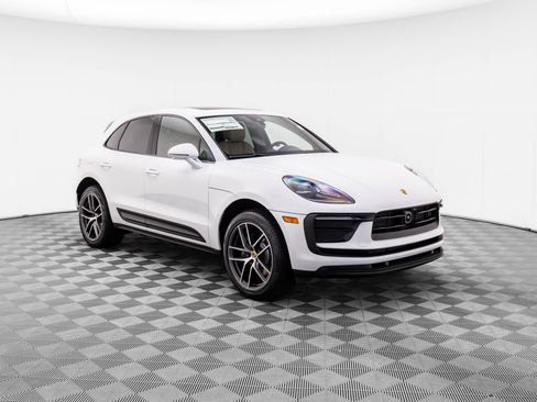 Certified 2025 Porsche Macan image 6