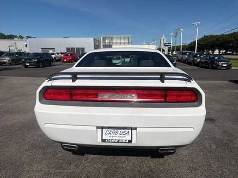 Used 2014 Dodge Challenger SXT RWD image 8
