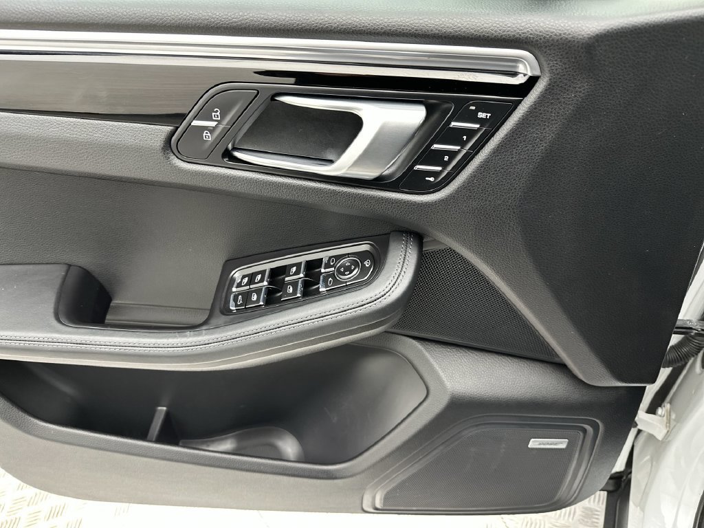 Used 2022 Porsche Macan AWD/4WD image 13