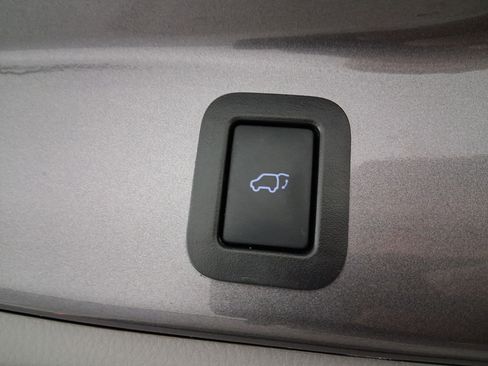 Used 2019 Toyota Highlander XLE image 28