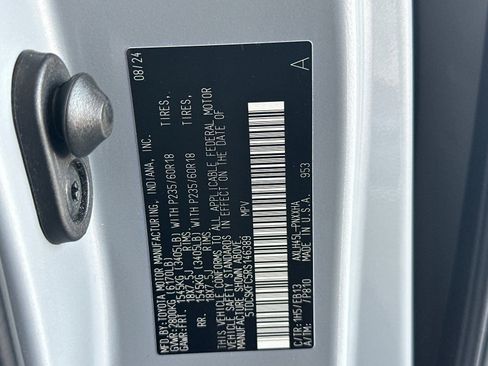 Used 2024 Toyota Sienna XLE Woodland Edition AWD/4WD image 40