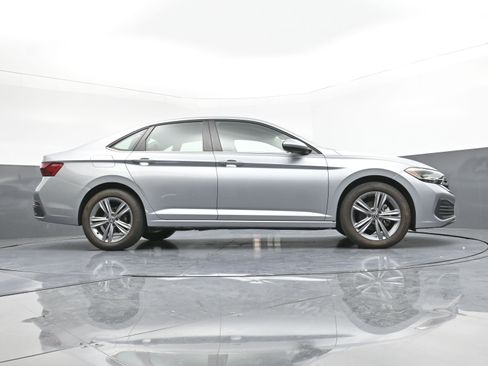 Used 2024 Volkswagen Jetta SE image 28