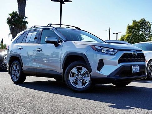 Used 2022 Toyota RAV4 XLE w/ Convenience Package FWD image 2