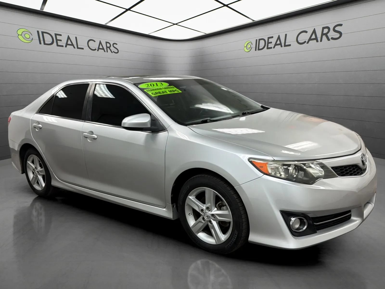 Used 2013 Toyota Camry SE FWD image 3