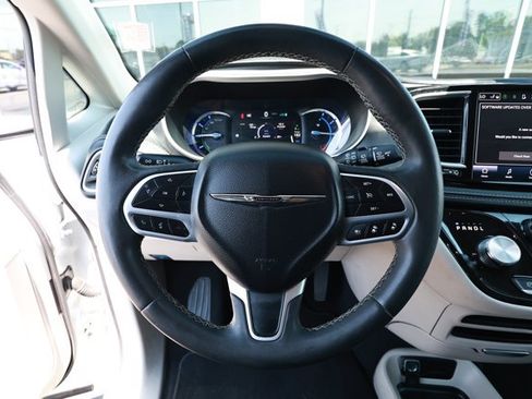 Used 2023 Chrysler Pacifica Touring-L FWD image 11