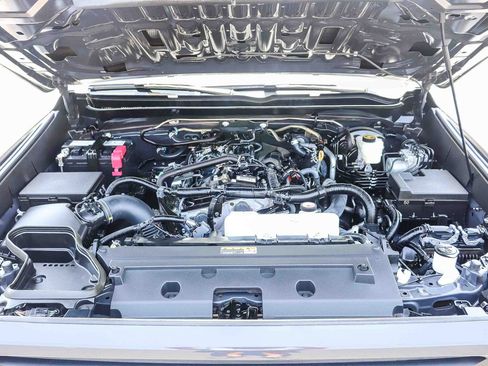 Certified 2025 Toyota Tacoma SR5 AWD/4WD image 33