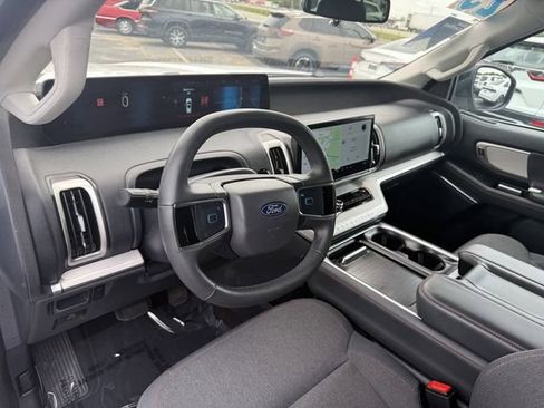 Used 2025 Ford Expedition Active RWD image 14