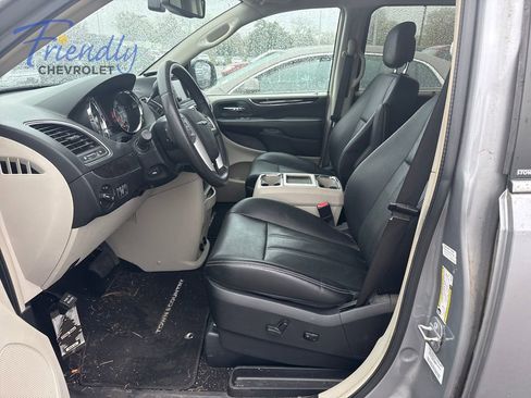 Used 2014 Chrysler Town & Country Touring-L w/ Driver Convenience Group FWD image 6