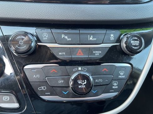 Certified 2024 Chrysler Pacifica Touring-L image 28