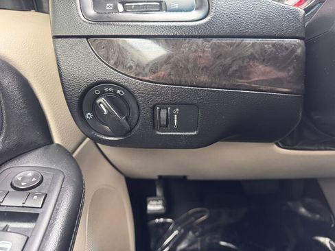Used 2016 Dodge Grand Caravan SXT image 31
