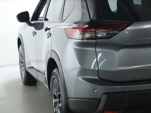 Used 2024 Nissan Rogue S image 41