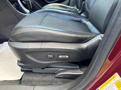 Used 2017 Chevrolet Trax LT w/ LT Convenience Package FWD image 11