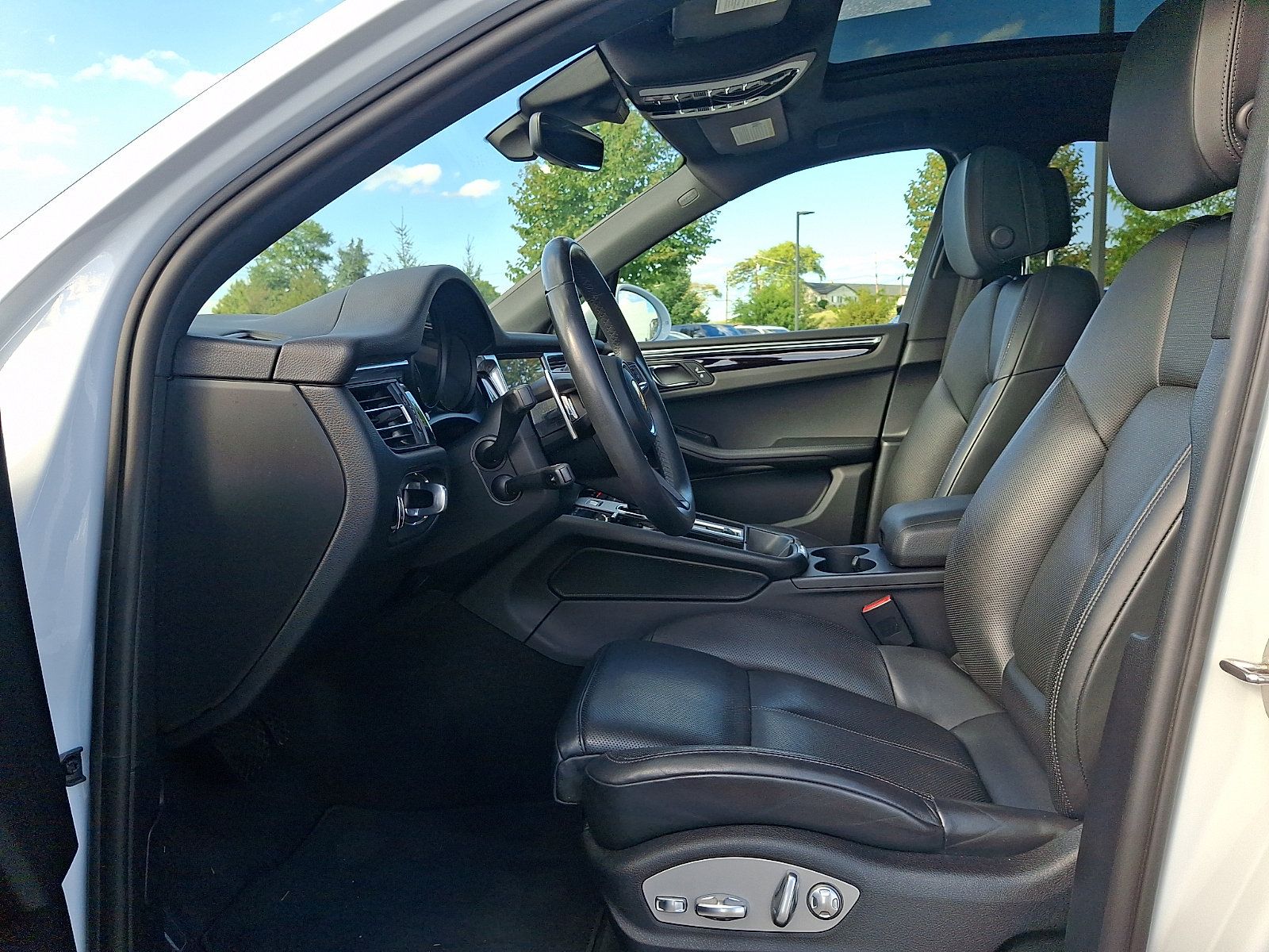 Used 2022 Porsche Macan AWD/4WD image 13