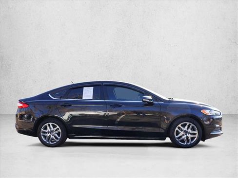 Used 2015 Ford Fusion SE image 4