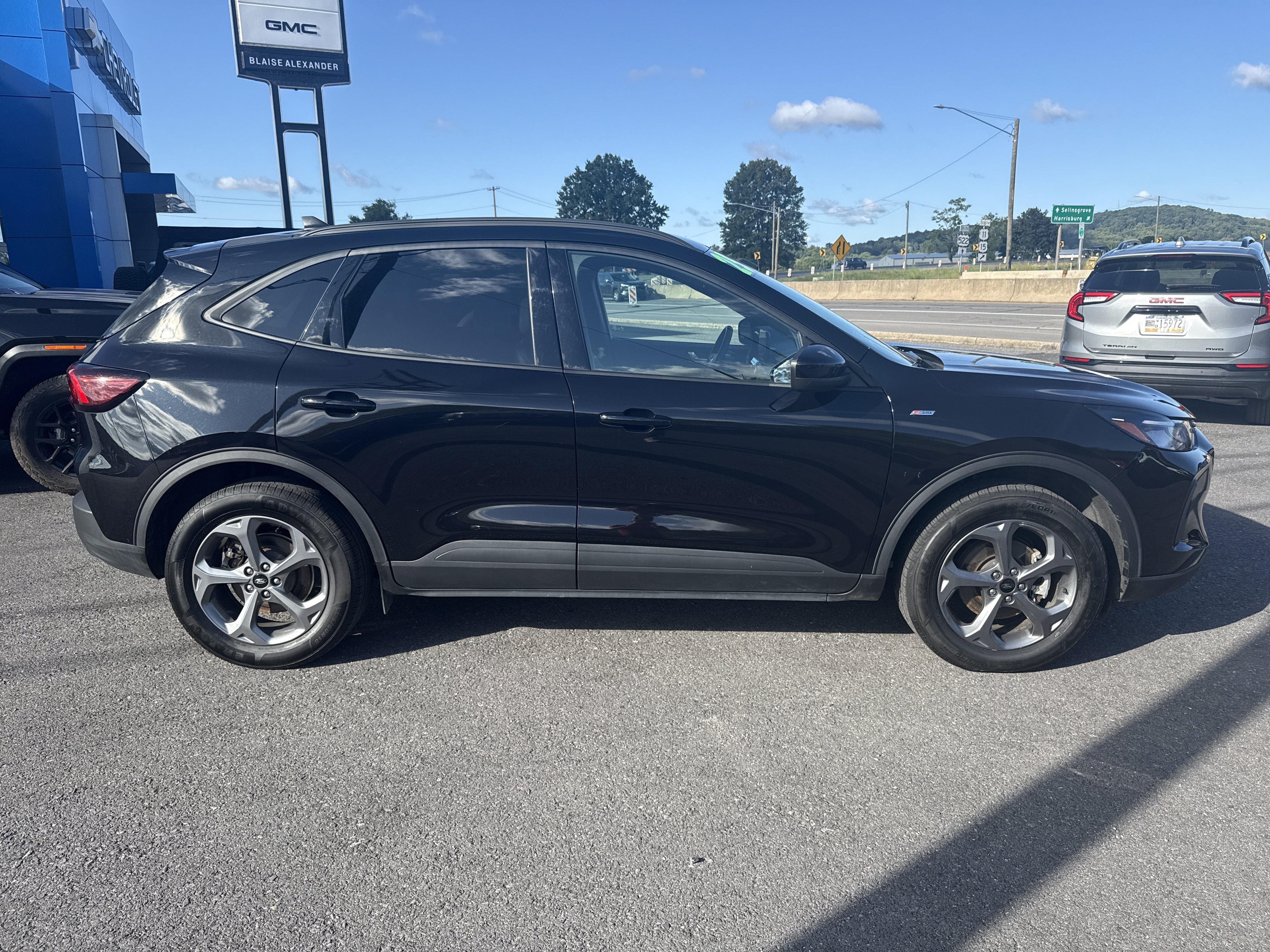 Used 2025 Ford Escape ST-Line Select AWD/4WD image 2