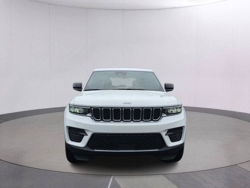 Certified 2025 Jeep Grand Cherokee Laredo X w/ Luxury Tech Group I AWD/4WD image 2