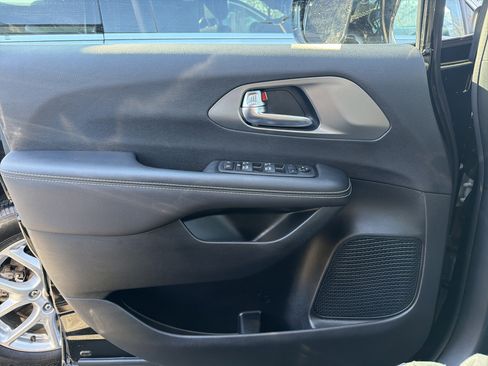 Certified 2026 Chrysler Voyager LX image 34