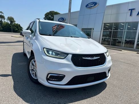 Used 2022 Chrysler Pacifica Touring-L FWD image 5