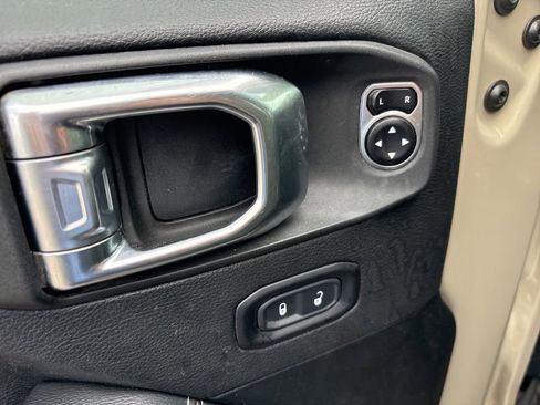 Used 2020 Jeep Gladiator Overland image 17