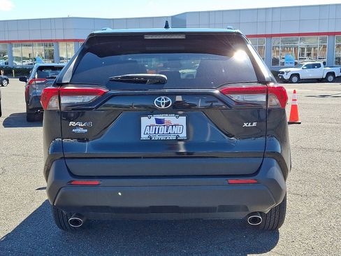 Used 2019 Toyota RAV4 XLE w/ Carpet Mat Package FWD image 6