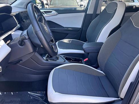 Used 2025 Volkswagen Taos SE w/ Black Wheel Package image 9