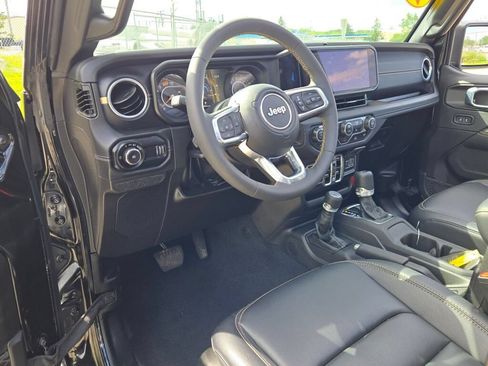 Used 2024 Jeep Wrangler Unlimited Sahara w/ Technology Group AWD/4WD image 21