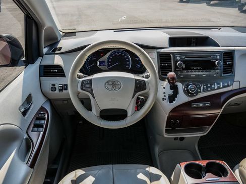 Used 2012 Toyota Sienna XLE FWD image 80