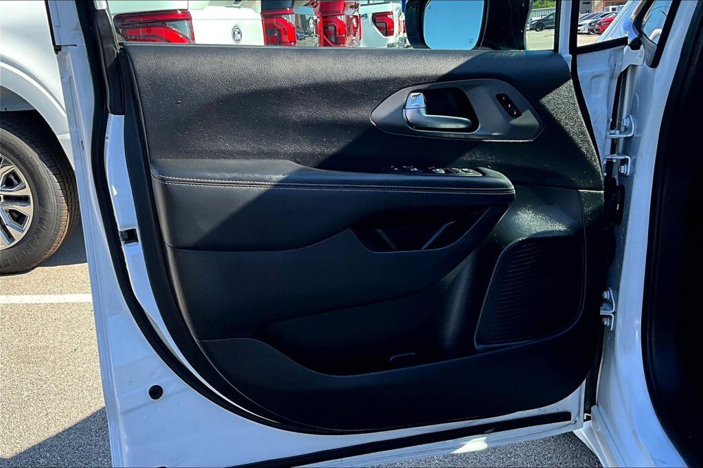 Used 2025 Chrysler Pacifica Select FWD image 18