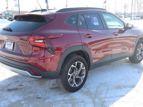 Used 2025 Chevrolet Trax LT w/ LT Convenience Package image 6