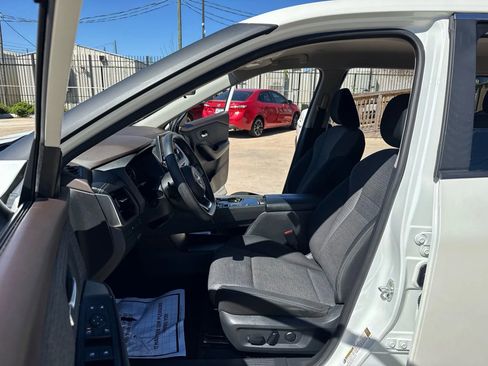 Used 2023 Nissan Rogue SV image 23