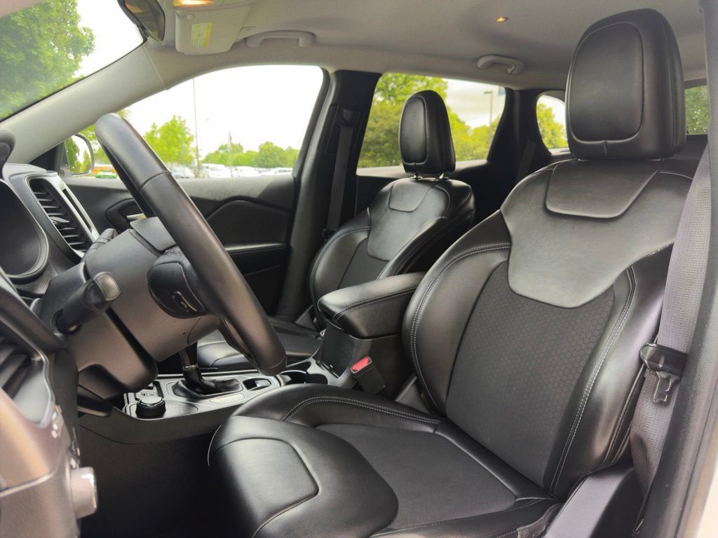 Used 2019 Jeep Cherokee Latitude Plus w/ Cold Weather Group AWD/4WD image 19