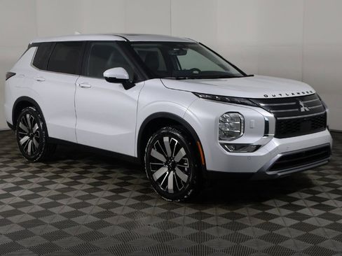 New 2026 Mitsubishi Outlander SE image 2
