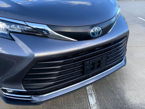 Used 2023 Toyota Sienna XLE image 32