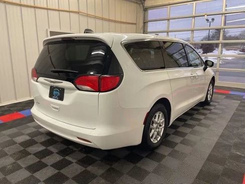 Used 2022 Chrysler Voyager LX image 2