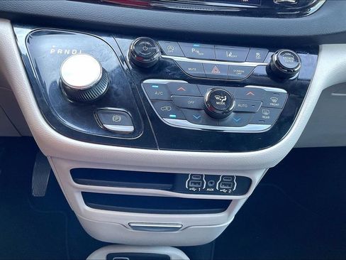 Used 2023 Chrysler Pacifica Touring-L FWD image 31