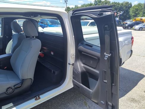 Used 2018 Toyota Tacoma SR RWD image 50