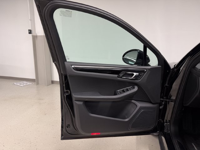 Certified 2026 Porsche Macan AWD/4WD image 31