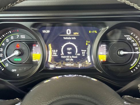 Used 2025 Jeep Wrangler Unlimited Sahara AWD/4WD image 24