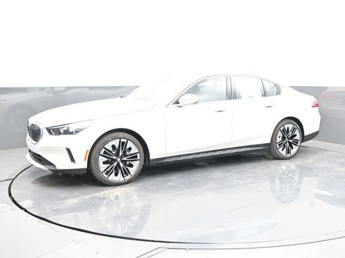 Certified 2025 BMW 530i 530i w/ Premium Package image 2