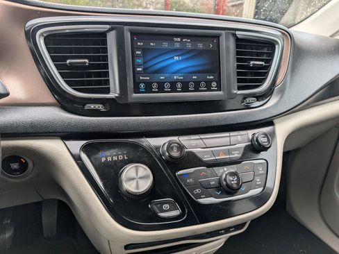 Used 2020 Chrysler Voyager Lxi image 9