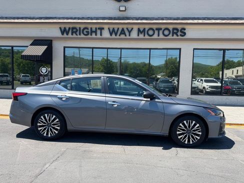 Used 2024 Nissan Altima 2.5 SV FWD image 2